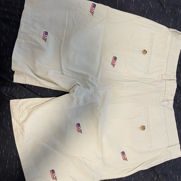Free Shipping. Vineyard Vines Whale. Size 34 shorts - Picture 3 of 3